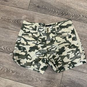 🎄Kelso Camo Shorts EUC SZ 13 Floral  Abstract Green and Beige 100% Cotton